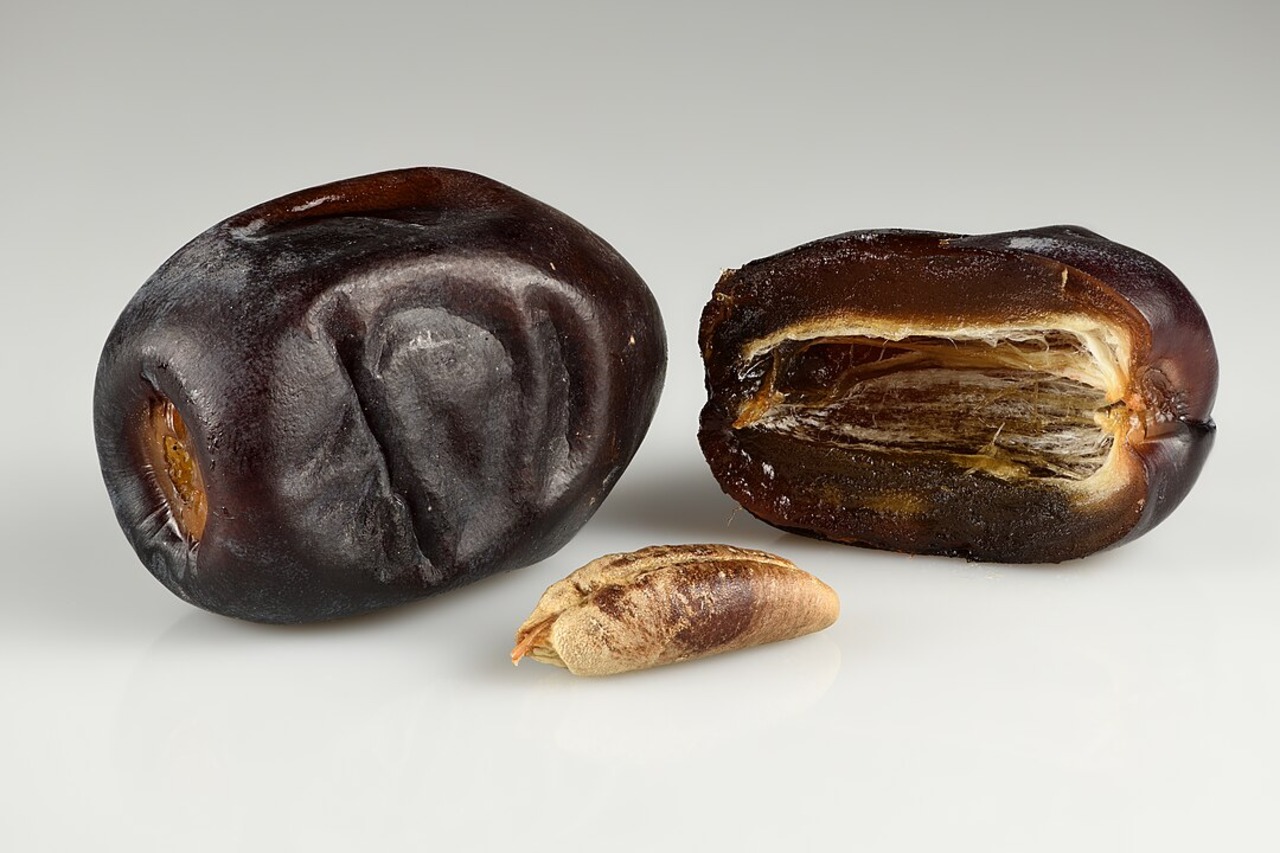 1080px Mazafati Dates Whole, Halved And Seed (1) (1)