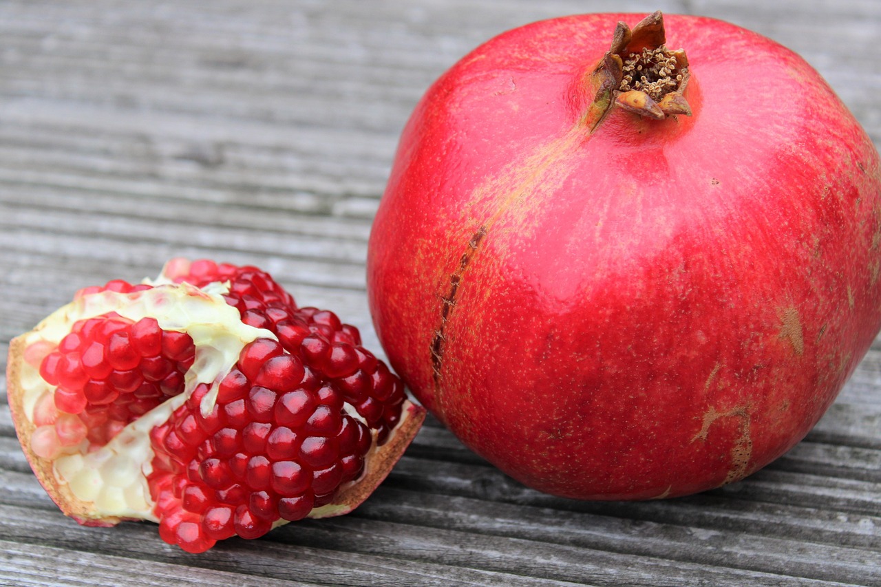 Pomegranate 3802409 1280 (1)